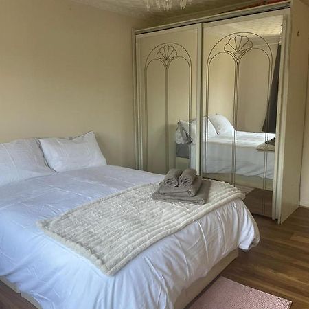 Single And Doubles Rooms Close To Central London Bagian luar foto