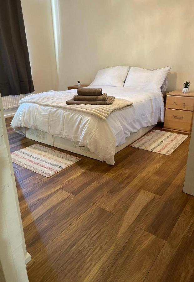 Single And Doubles Rooms Close To Central London Bagian luar foto