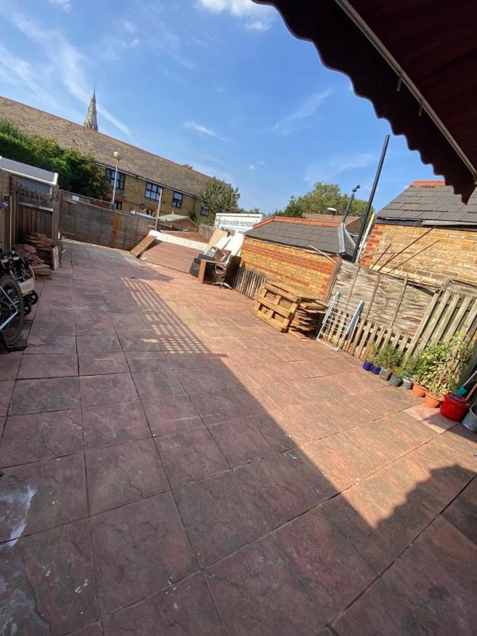 Single And Doubles Rooms Close To Central London Bagian luar foto