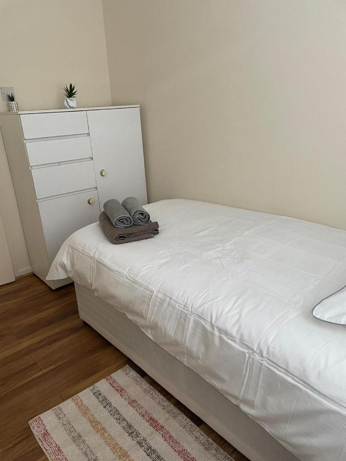 Single And Doubles Rooms Close To Central London Bagian luar foto