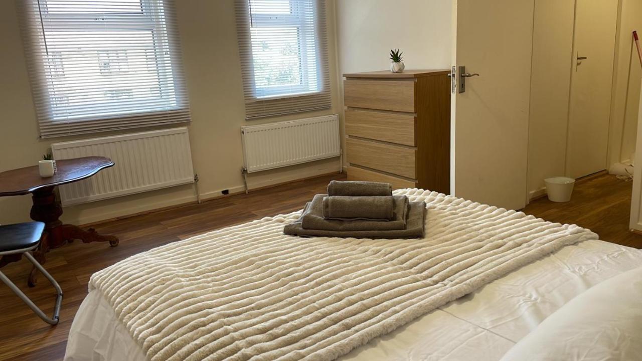 Single And Doubles Rooms Close To Central London Bagian luar foto