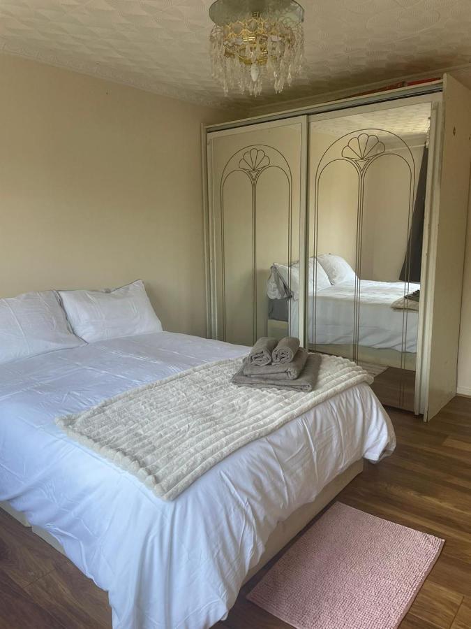 Single And Doubles Rooms Close To Central London Bagian luar foto
