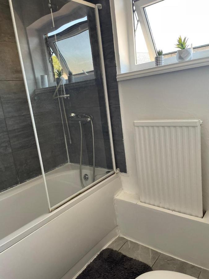 Single And Doubles Rooms Close To Central London Bagian luar foto