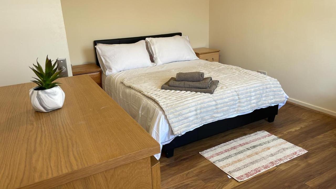 Single And Doubles Rooms Close To Central London Bagian luar foto