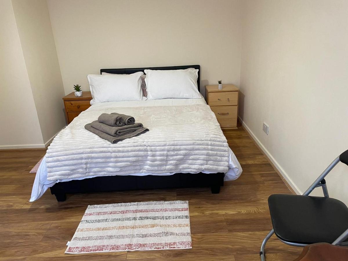 Single And Doubles Rooms Close To Central London Bagian luar foto