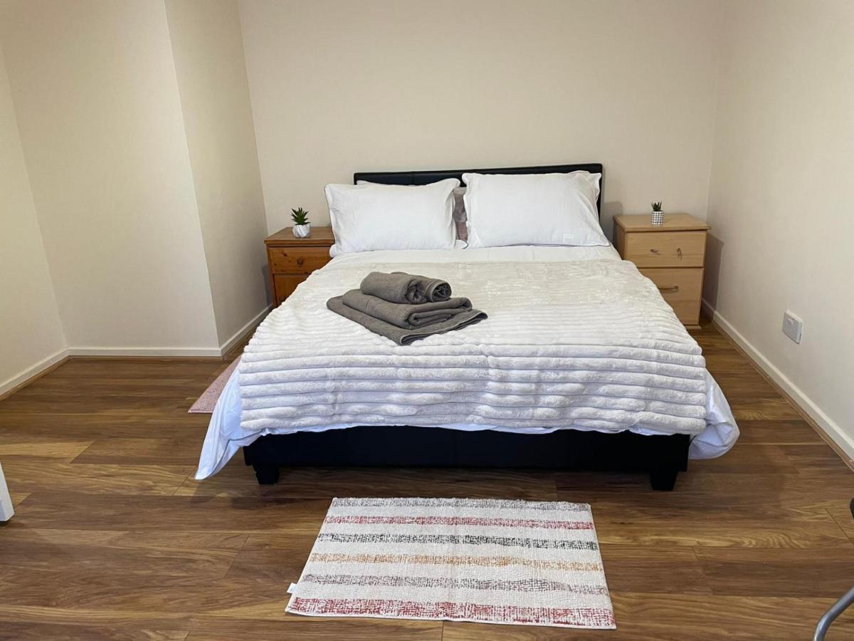 Single And Doubles Rooms Close To Central London Bagian luar foto