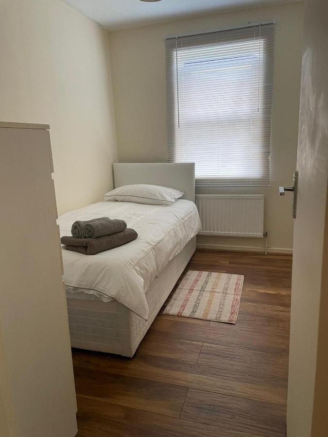 Single And Doubles Rooms Close To Central London Bagian luar foto