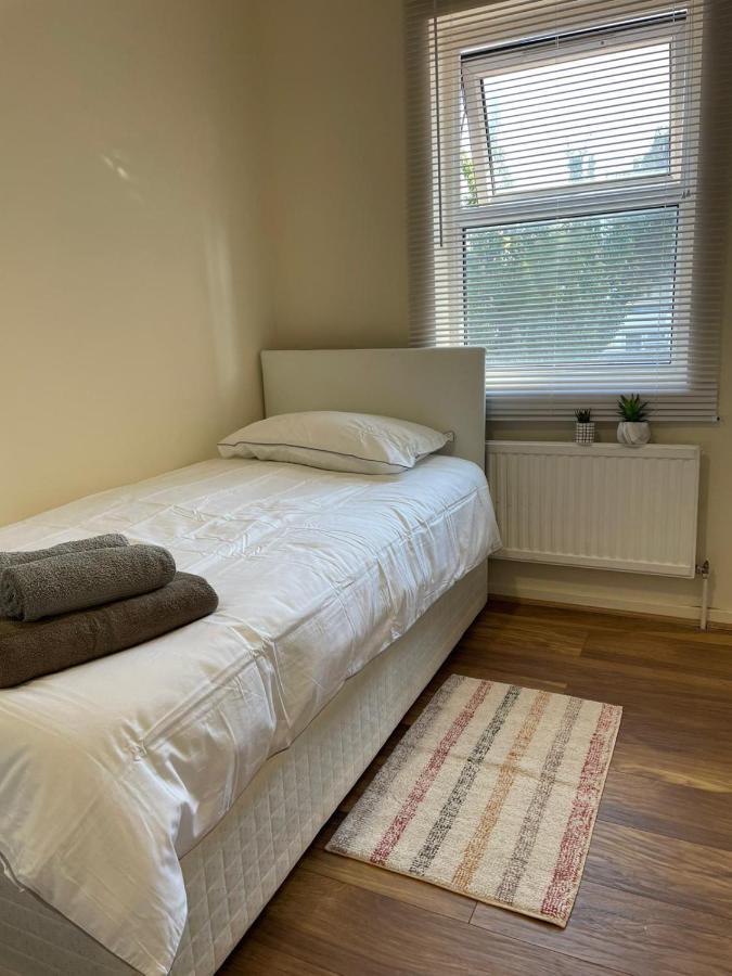 Single And Doubles Rooms Close To Central London Bagian luar foto