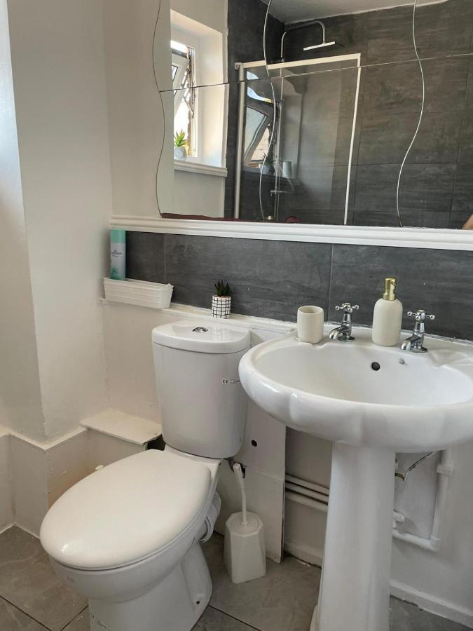 Single And Doubles Rooms Close To Central London Bagian luar foto
