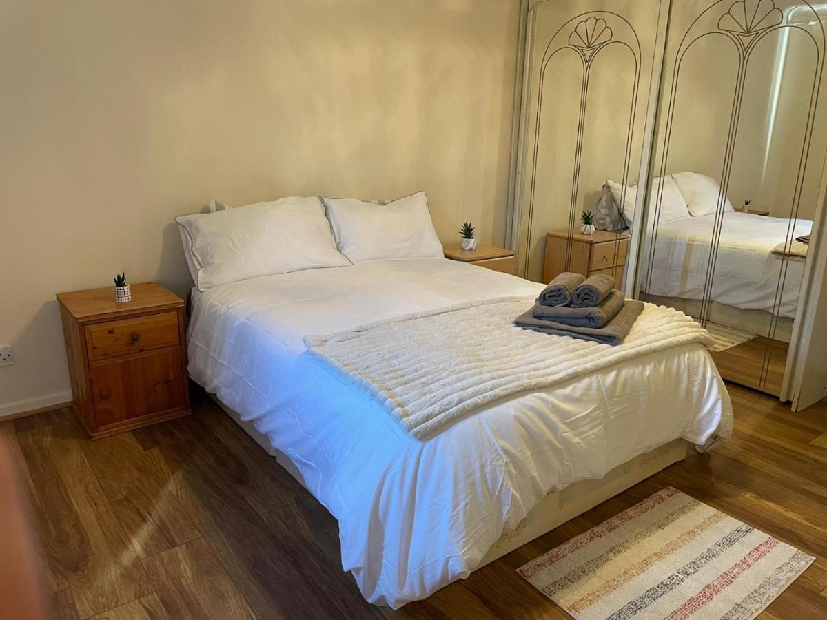 Single And Doubles Rooms Close To Central London Bagian luar foto